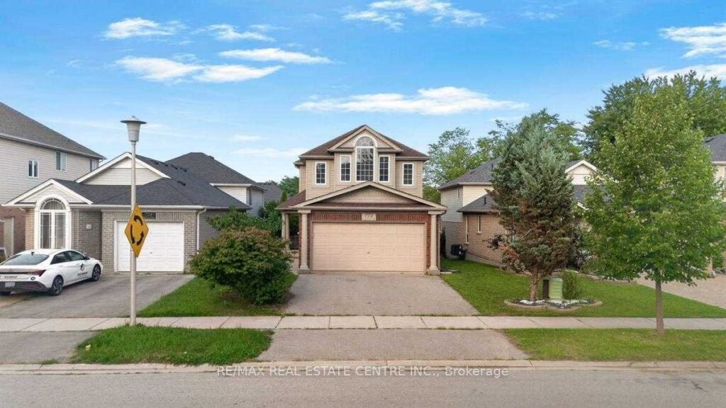 714 Oakcrossing Road, London ON - front exterior of the 3-bedroom detached home for sale in Oakridge Meadows
