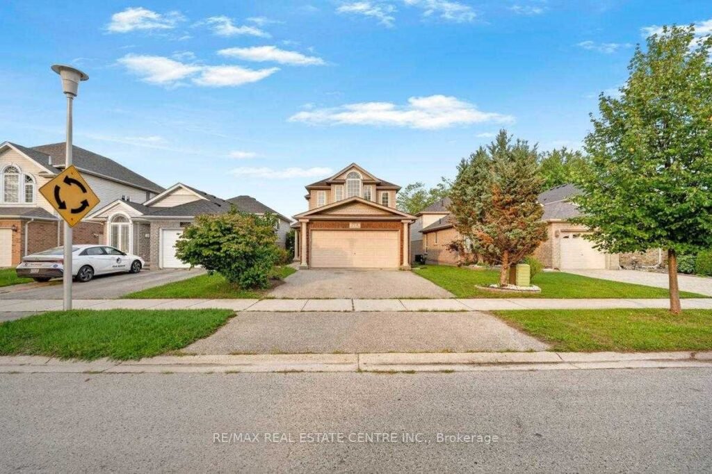 714 Oakcrossing Road, London ON - photo 02 of the 3-bedroom detached home for sale in Oakridge Meadows