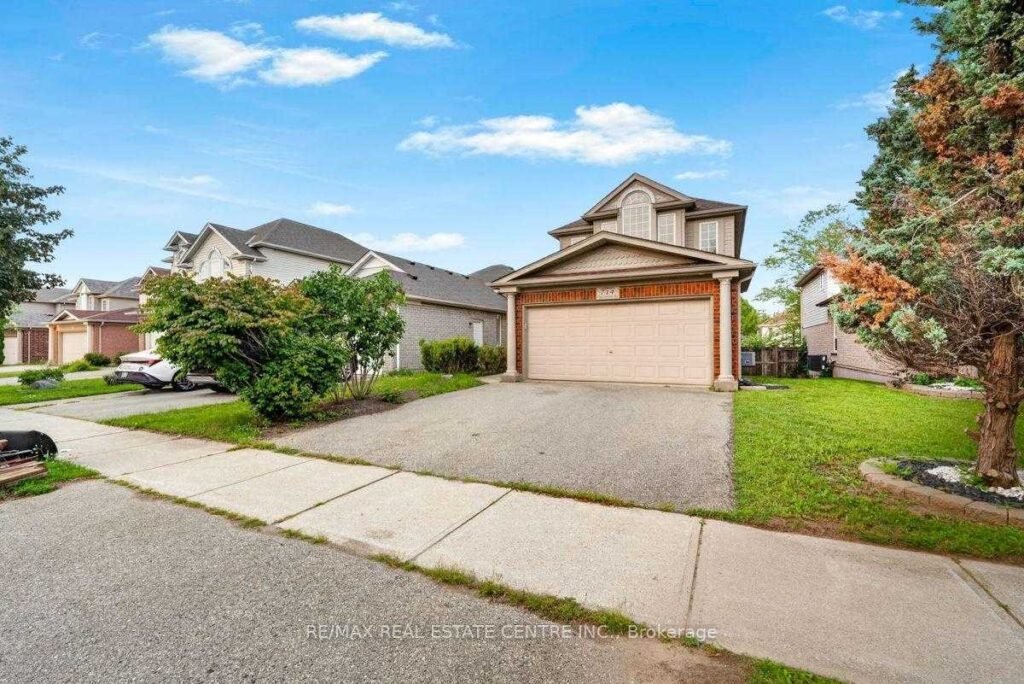 714 Oakcrossing Road, London ON - photo 03 of the 3-bedroom detached home for sale in Oakridge Meadows