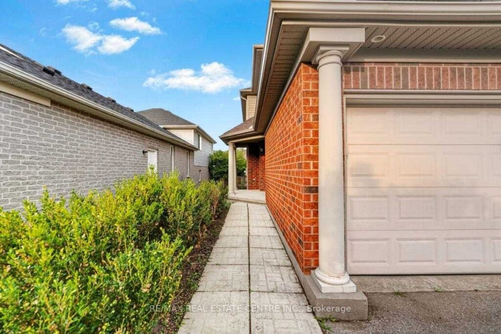 714 Oakcrossing Road, London ON - photo 04 of the 3-bedroom detached home for sale in Oakridge Meadows
