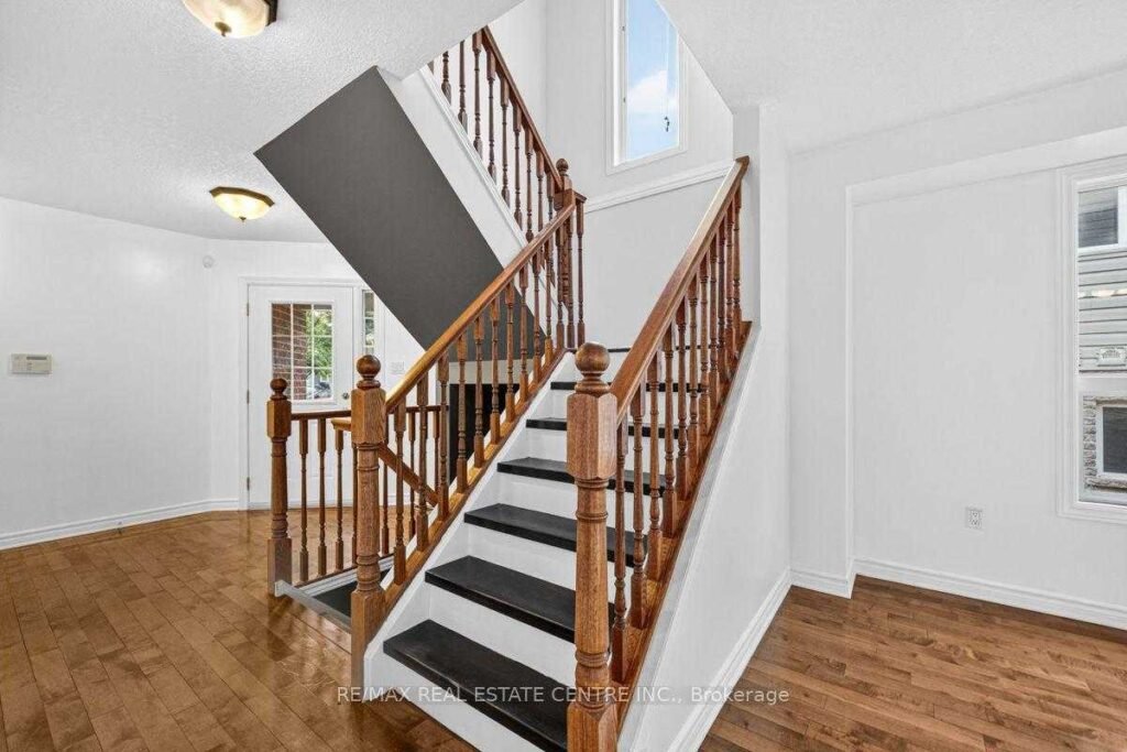 714 Oakcrossing Road, London ON - photo 13 of the 3-bedroom detached home for sale in Oakridge Meadows