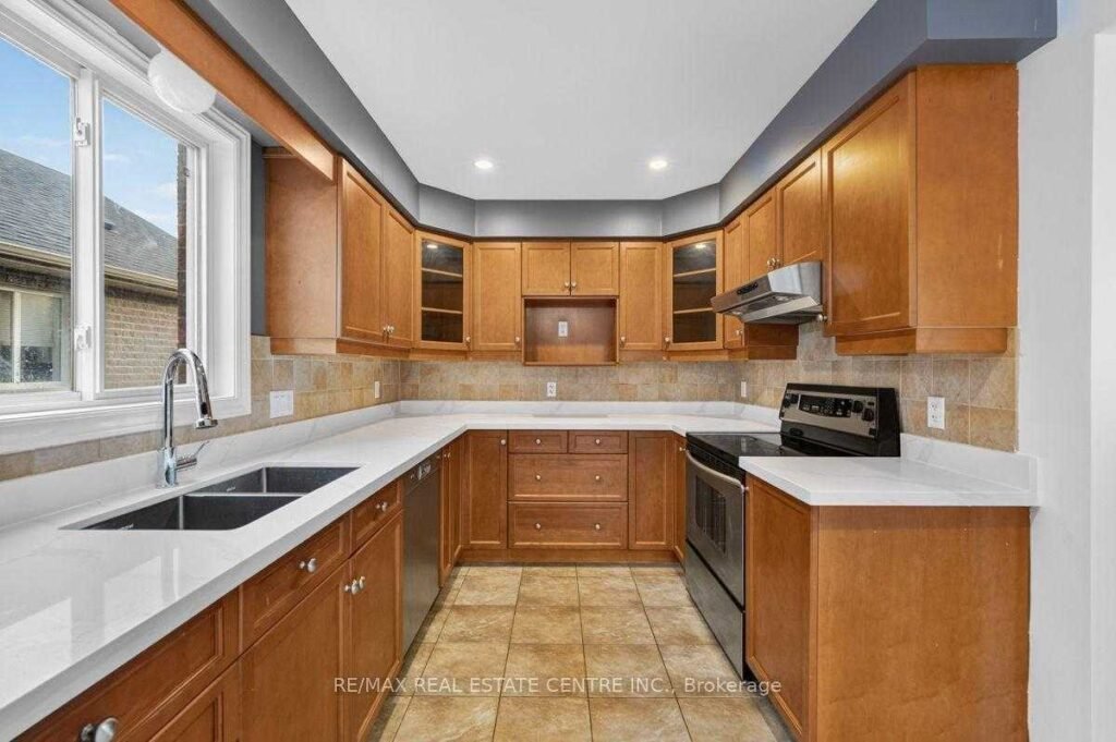 714 Oakcrossing Road, London ON - photo 18 of the 3-bedroom detached home for sale in Oakridge Meadows