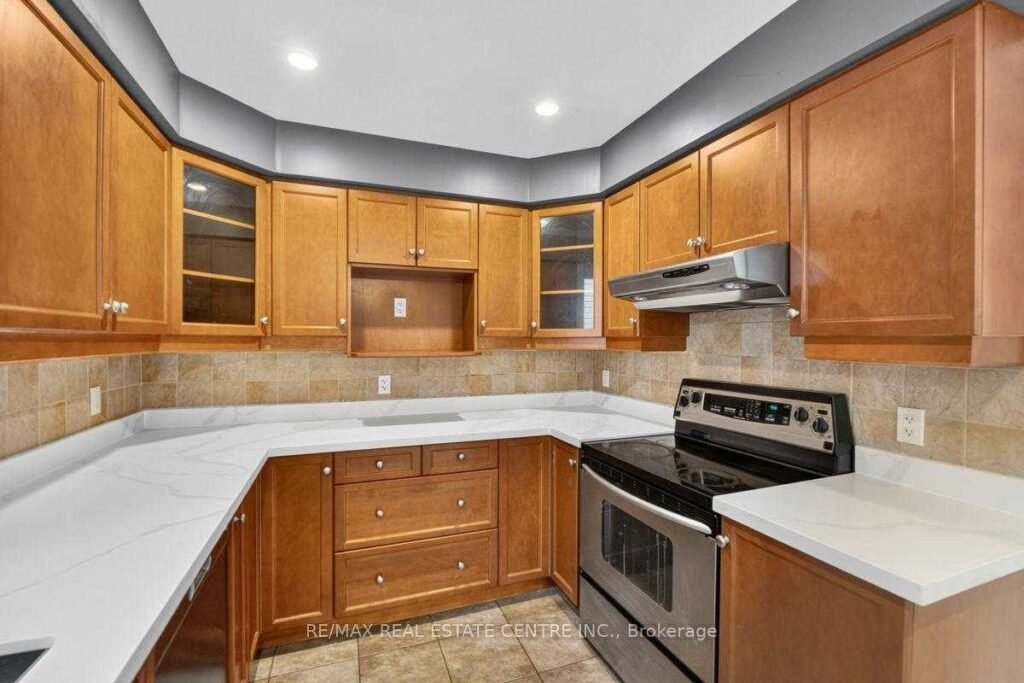 714 Oakcrossing Road, London ON - photo 19 of the 3-bedroom detached home for sale in Oakridge Meadows