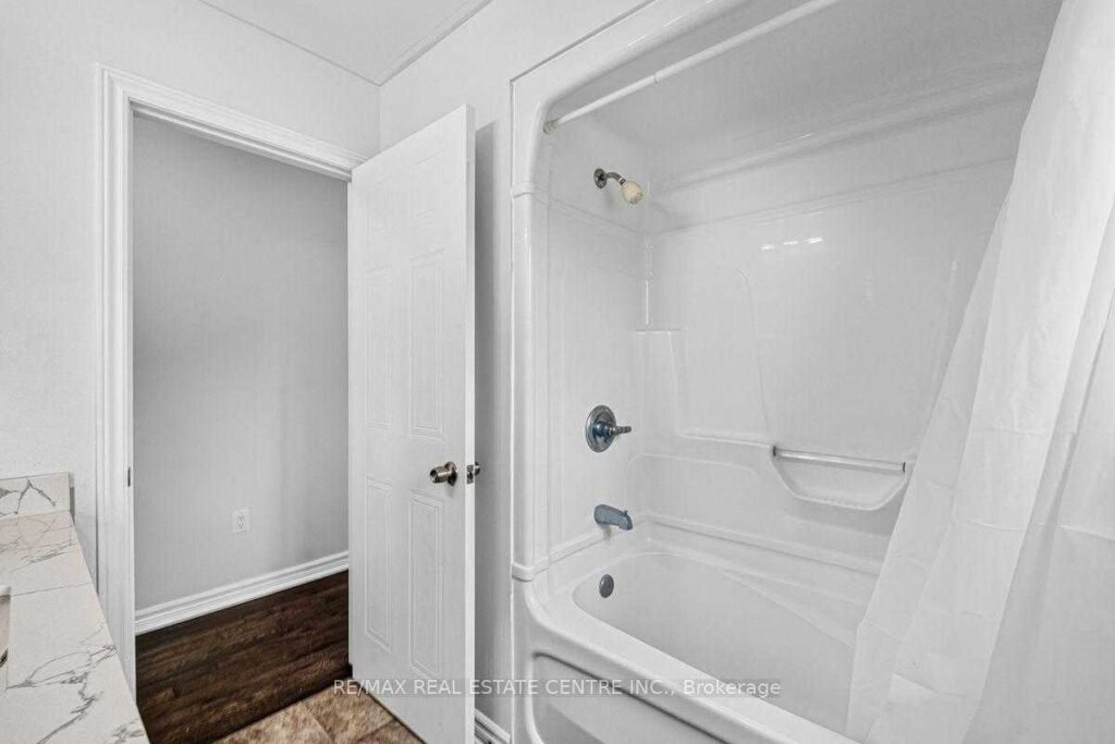 714 Oakcrossing Road, London ON - photo 30 of the 3-bedroom detached home for sale in Oakridge Meadows