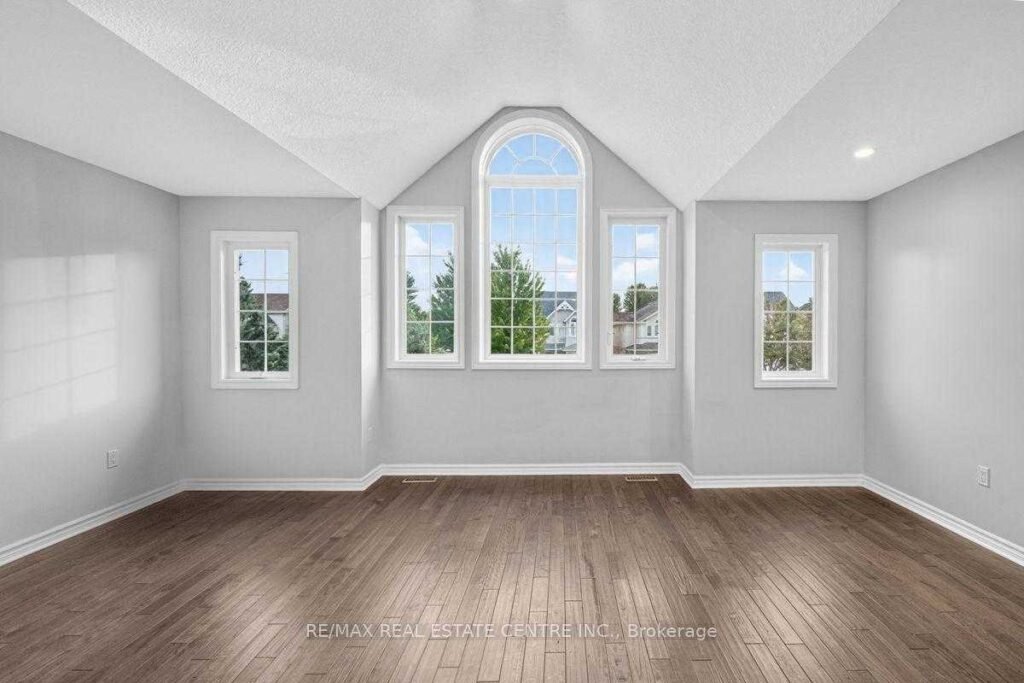 714 Oakcrossing Road, London ON - photo 33 of the 3-bedroom detached home for sale in Oakridge Meadows