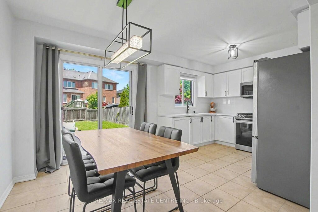 94 Timbertop Crescent, Brampton - dining area open to the kitchen