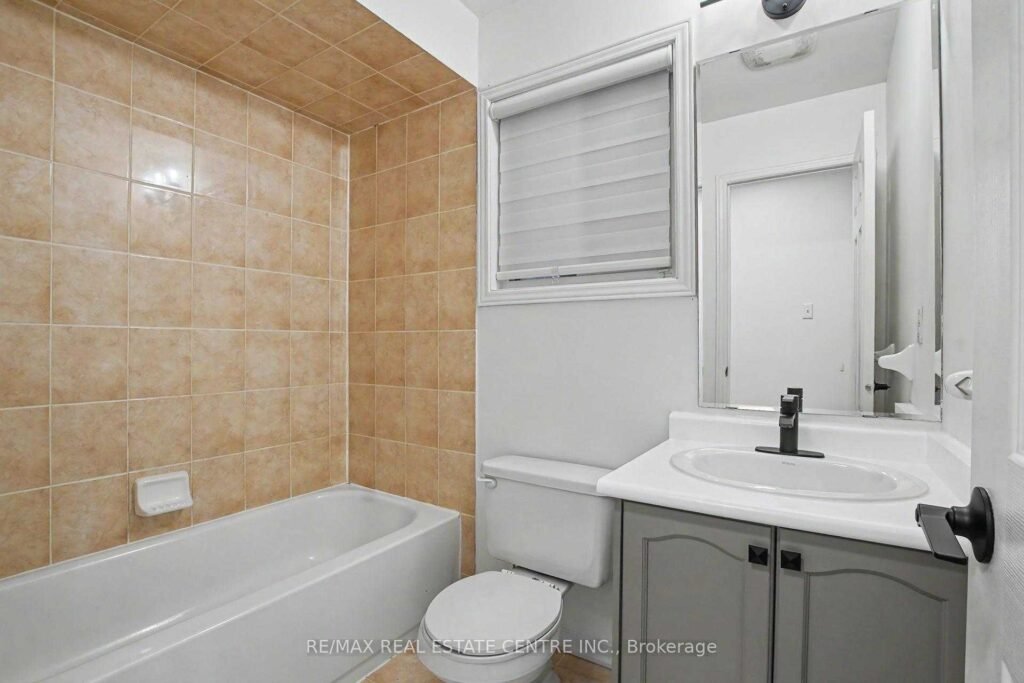 94 Timbertop Crescent, Brampton - four-piece bathroom with soaker tub