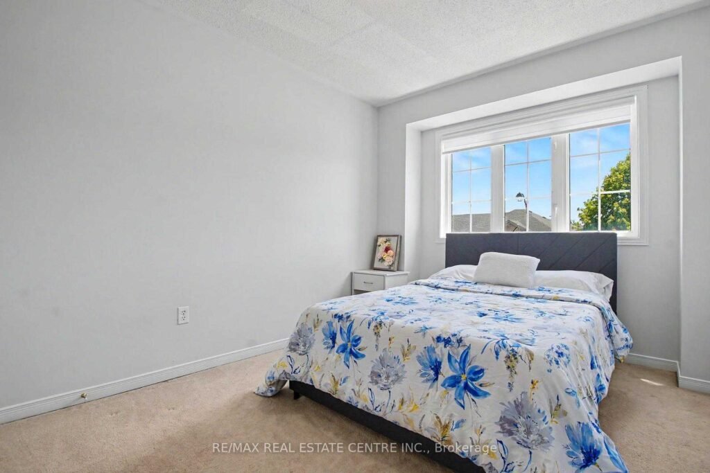 94 Timbertop Crescent, Brampton - bedroom with the bed beneath the window
